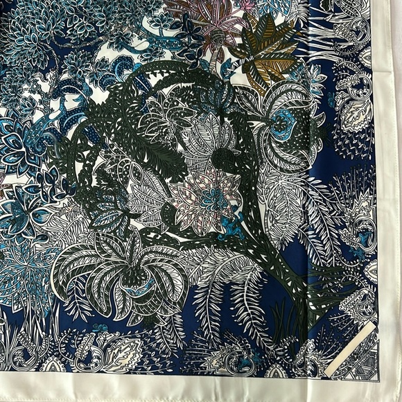 R-2237- Women's Scarf Blue Green Cream Colors NWT - Picture 8 of 8